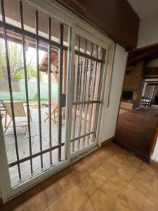 una stanza con porte scorrevoli in vetro con patio di Agasajo V a Córdoba