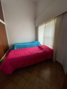 una piccola stanza con due letti e una finestra di Agasajo V a Córdoba