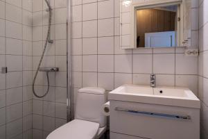 Un baño con inodoro, lavabo y ducha. en Bitigrenda L, en Beitostølen