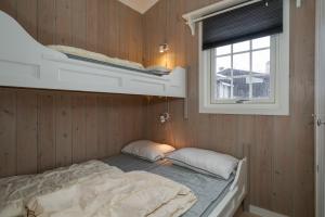 Un dormitorio con una litera y una ventana. en Bitigrenda L, en Beitostølen