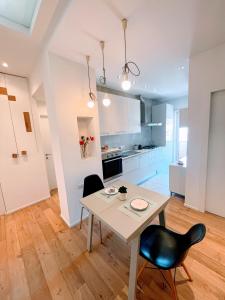 Una cocina y un comedor con mesa y sillas. en MilleStorie House Rome, en Roma
