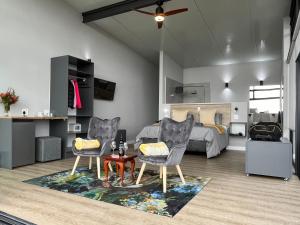 TV a/nebo společenská místnost v ubytování Die Uitzicht Guesthouse - Knysna