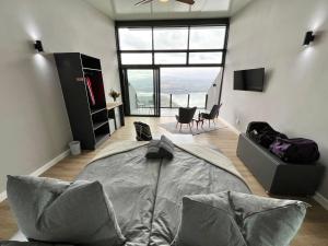 TV a/nebo společenská místnost v ubytování Die Uitzicht Guesthouse - Knysna