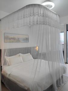 Postel nebo postele na pokoji v ubytování UCHA Hotel & Suites