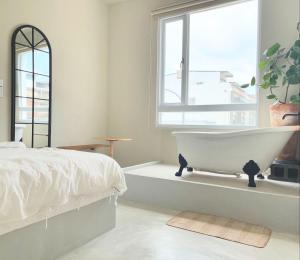 Postel nebo postele na pokoji v ubytování 春色領地 Vibelance inn