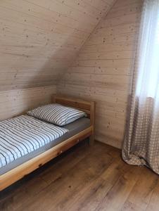 Postel nebo postele na pokoji v ubytování Słoneczne Wzgórze nad Dadajem Domek Komfort
