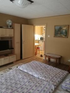 Posteľ alebo postele v izbe v ubytovaní Merkl Apartman- Harkány