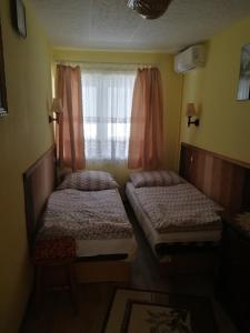 Posteľ alebo postele v izbe v ubytovaní Merkl Apartman- Harkány