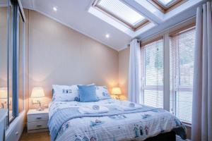 Postel nebo postele na pokoji v ubytování 3 Manor Lodge - 2 Bedroom Lodge - Pendine