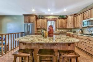 Fotografie z fotogalerie ubytování Lv12 luxury villa with hot tub, close to skiing v destinaci Glenbrook + 40 fotografií