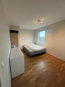 a bedroom with a bed and a window at Large apartment close to ONS in Madla