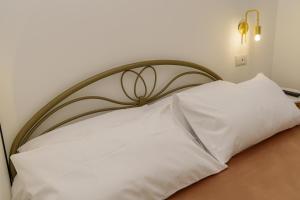 een bed met een wit kussen in een kamer bij Zì Rosa B&B in San Nicola Arcella +50 foto's