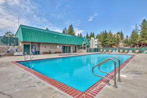 Piscina de la sau aproape de Luxe 4 lake Tahoe Luxury With Hot Tub