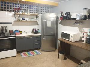 锡诺普Quarto individual com 2 camas box de solteiro hostel 940的配有不锈钢冰箱和柜台的厨房