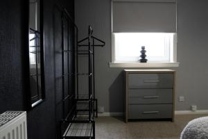 En eller flere senge i et værelse på 3 BDR House By Caledonia Luxe Stays Short Lets & Serviced Accommodation Livingston