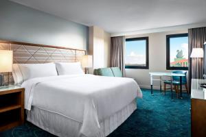 Cama ou camas em um quarto em Walt Disney World Dolphin