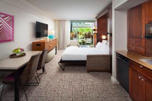 Postel nebo postele na pokoji v ubytování Marriott's Kaua'i Beach Club