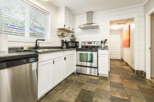 Nhà bếp/bếp nhỏ tại #StayInMyDistrict Hyde Park Bungalow +22 ảnh