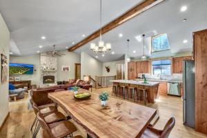 Una cocina y una sala de estar con una mesa y sillas de madera. en Lx22 Lake Tahoe north shore 4 bed cabin hot tub, en Tahoe Vista