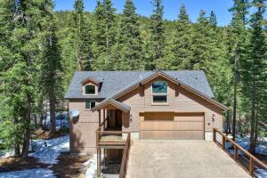 una casa con un garaje en el bosque en Lx22 Lake Tahoe north shore 4 bed cabin hot tub, en Tahoe Vista
