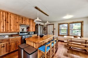 Η κουζίνα ή μικρή κουζίνα στο Marla Bay Lake Tahoe Home close to the Lake LX44