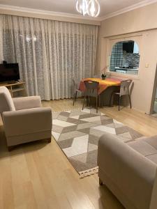 A seating area at EVİM APART HOTEL