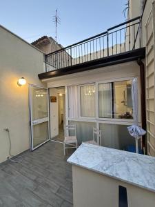 a balcony of a house with a counter and a patio at Casalabruto in Bagheria