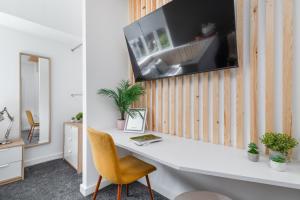 Stylish Studio Apt in Leeds的电视和/或娱乐中心