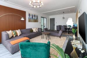un salon avec un canapé et une table dans l'établissement Nyumbani Oasis - Tastefully Furnished Three Bedroom Apartment In Kilimani, à Nairobi