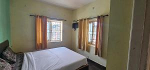 Giường trong phòng chung tại OOTY STAY AWHILE +33 ảnh