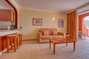 A seating area at Apartamentos Callaomar
