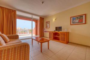 A television and/or entertainment centre at Apartamentos Callaomar
