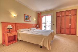 A bed or beds in a room at Apartamentos Callaomar Még 23 kép