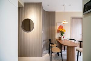 a dining room with a table and a mirror at Homestay Huế ơi 2 in Thôn Văn Dương