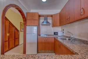 Kuchyň nebo kuchyňský kout v ubytování Apartamentos Callaomar