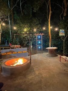 un foyer dans un parc la nuit dans l'établissement Happy Hour no Condo- Minions, à Riacho Grande