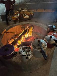 une cuisinière avec des casseroles et des poêles ainsi qu'une cheminée dans l'établissement Happy Hour no Condo- Minions, à Riacho Grande