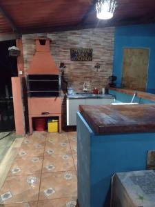 - une cuisine avec une cuisinière et un évier dans la chambre dans l'établissement Happy Hour no Condo- Minions, à Riacho Grande