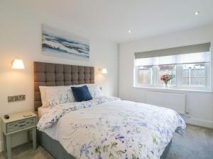 En eller flere senge i et værelse på Jasmine Cottage