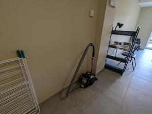 ein Raum mit einem Staubsauger neben einer Wand in der Unterkunft Campagne, confort moderne : Grand appartement rénové pour 8 pers. avec terrasse et jardin spacieux - FR-1-585-135 in Han-lès-Juvigny