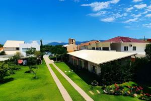 an aerial view of a house with a green yard at Aconchego à Beira-Mar em Gov Celso Ramos/SC in Armação