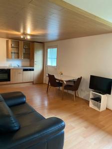 un soggiorno con un divano e un tavolo con sedie di Schöne Ferienwohnung in Top Lage a Wiggensbach