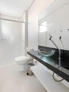 a bathroom with a sink and a toilet at Summer Residence Vista Mar - Gov Celso Ramos/SC in Governador Celso Ramos