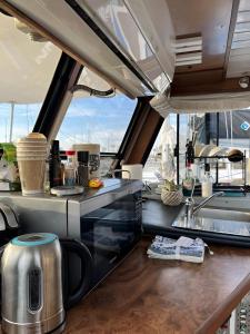 une cuisine avec un évier et un plan de travail dans l'établissement Barco muy espacioso con dos terrazas Valencia CENTRO!!, à Valence