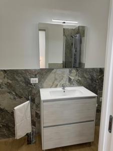 Ένα μπάνιο στο Ai Marinai LEVANTE Apartment