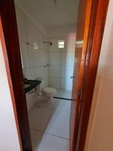 een badkamer met toilet en wastafel bij LOFT CASCAVEL-ce in Cascavel