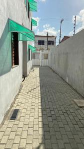 een gebouw met een bakstenen stoep naast een hek bij LOFT CASCAVEL-ce in Cascavel