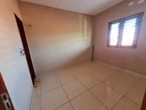 een kamer met een tegelvloer en een raam bij LOFT CASCAVEL-ce in Cascavel