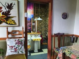 ein Zimmer mit einem Badezimmer mit Waschbecken und Spiegel in der Unterkunft pansy in Joubertina