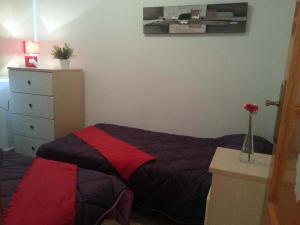 une chambre avec un lit et une commode dans l'établissement Zoa Apartment, à Torrevieja 13 autres photos